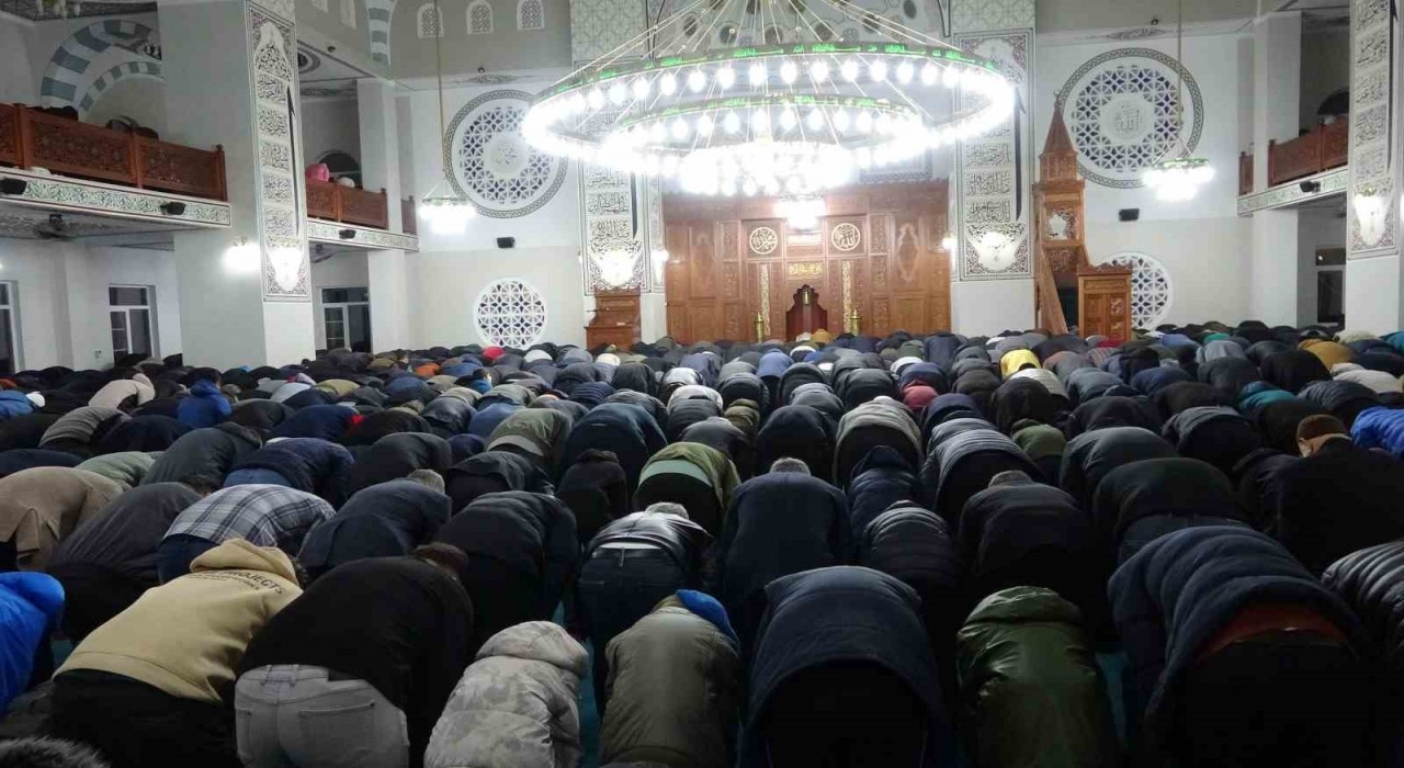 Adıyamanda ilk teravih namazı kılındı