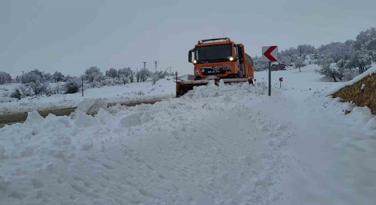 Adıyamanda kar köy yollarını kapattı