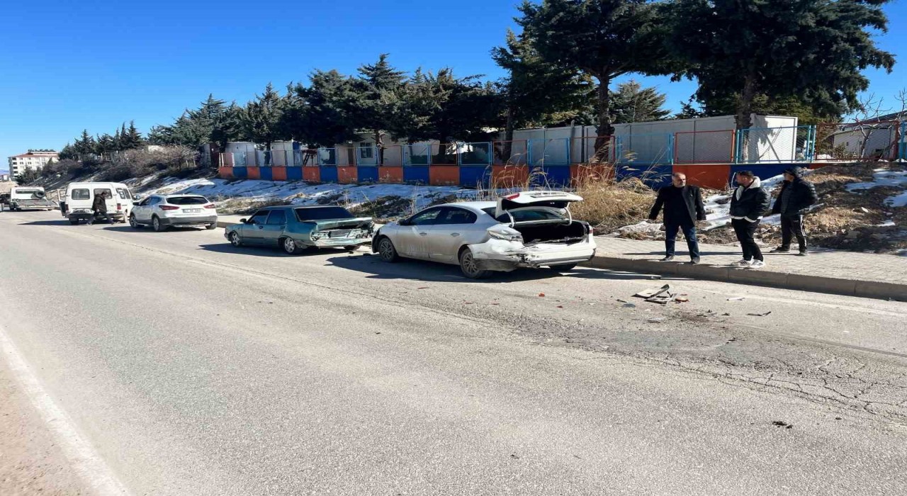 Adıyamanda zincirleme trafik kazasında 1 kişi yaralandı