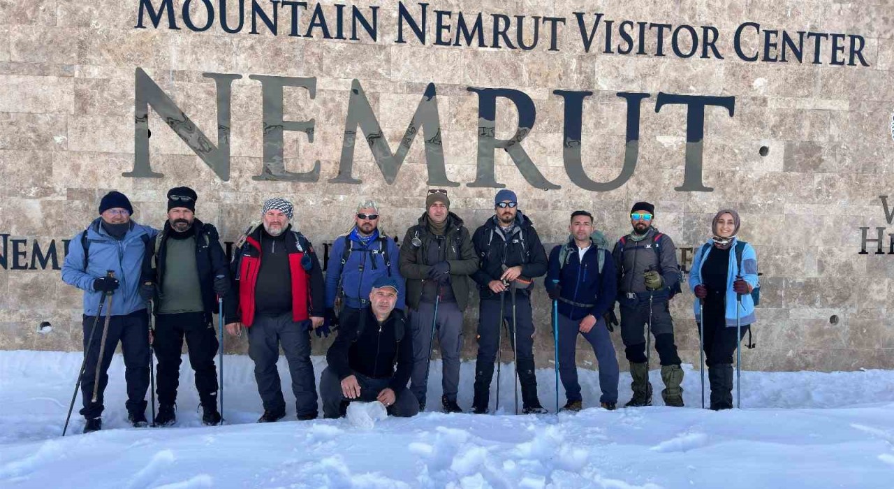 Adıyamanlı dağcılar karla kaplı Nemrut Dağına tırmandı