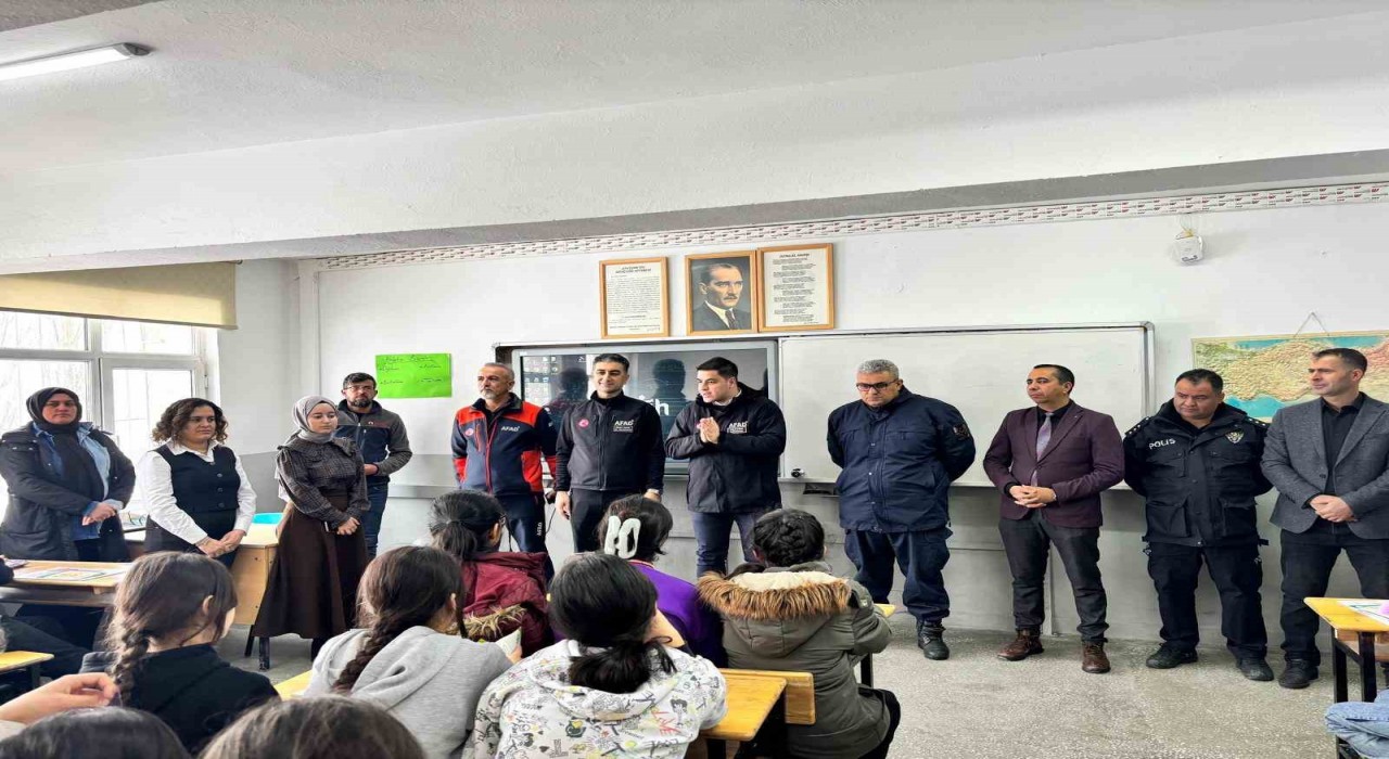 AFAD ekipleri çocukları sevindirdi