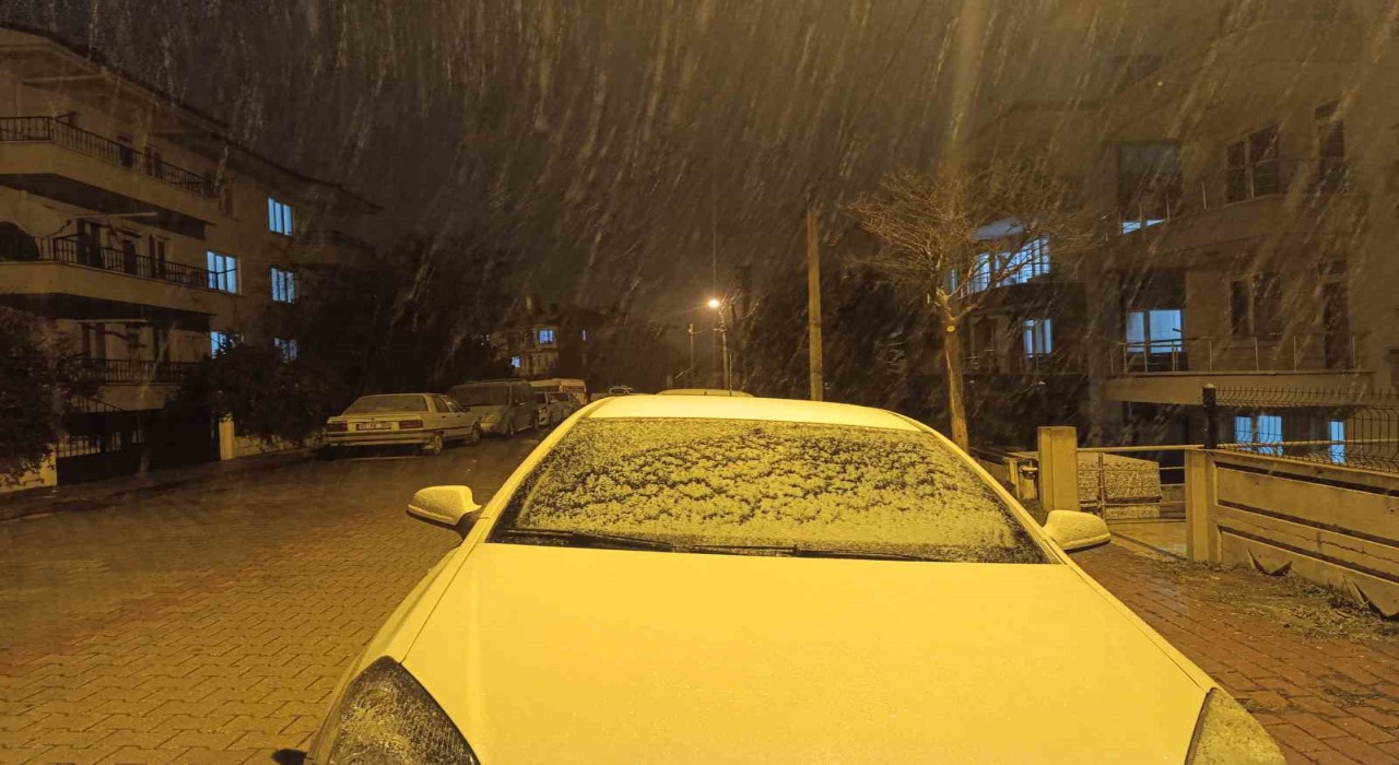 Afyonkarahisarda beklenen kar yağışı başladı