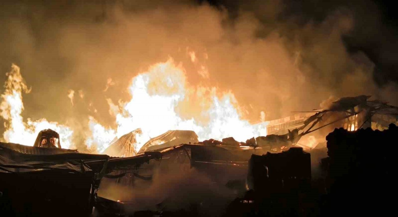 Afyonkarahisarda çıkan fabrika yangını 5 saattir devam ediyor