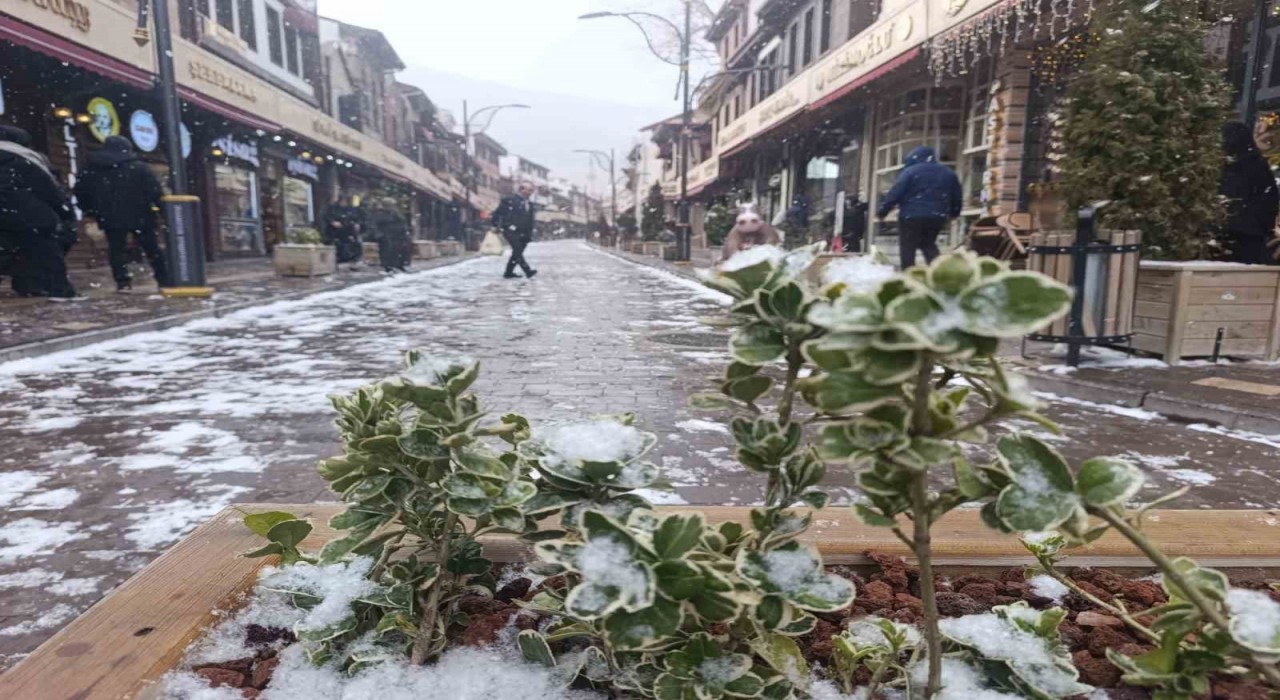 Afyonkarahisarda kar yağışı etkisini göstermeye başladı
