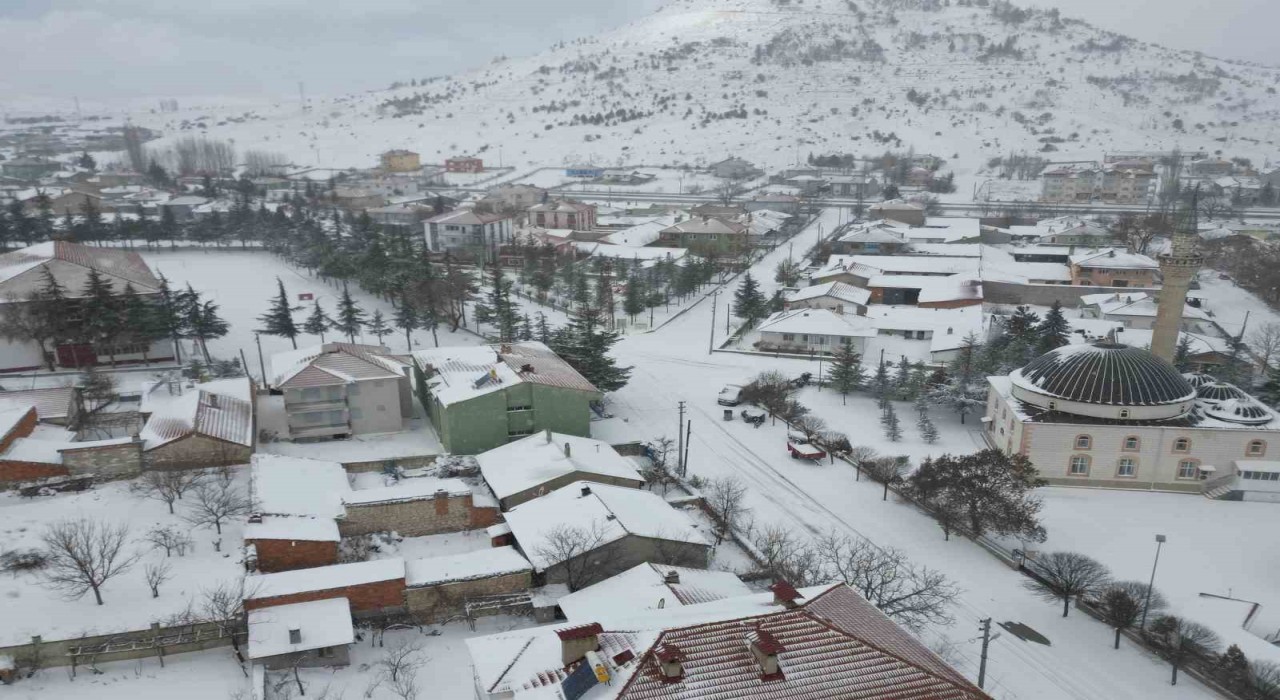 Afyonkarahisarda rakımı yüksek bir çok bölge kar altında kaldı