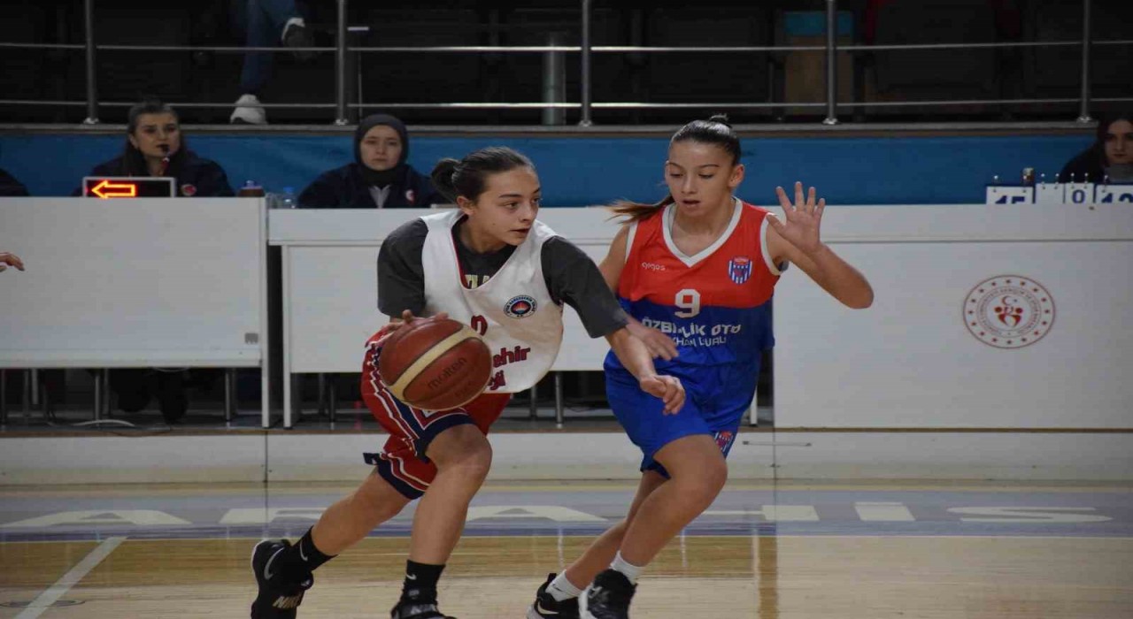 Afyonkarahisarda U-14 Basketbol Kızlar Bölge Şampiyonası heyecanı