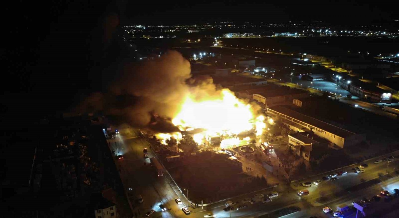 Afyonkarahisar’da Fabrika Yangını: Alevler Gökyüzüne Yükseldii