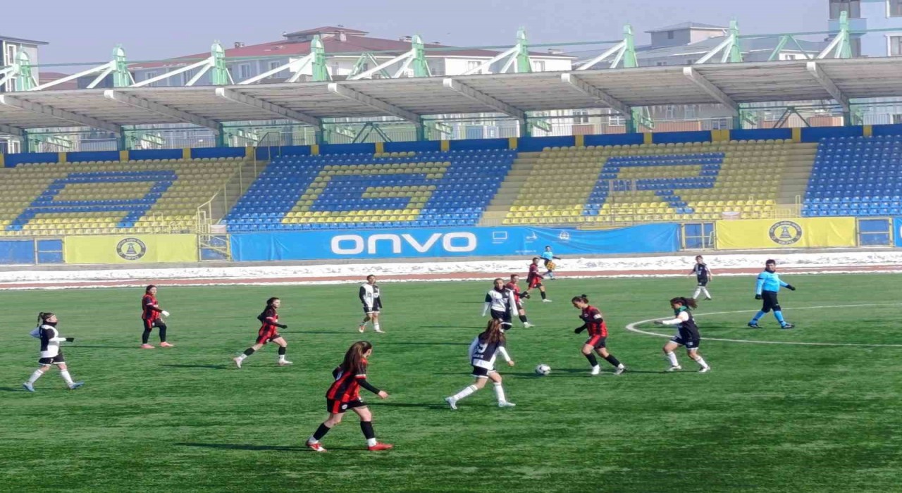Ağrı Aile ve Sosyal Politikalar Gençlik ve Spor Kulübü Kadın Takımı, Kahramanmaraş Anadolu Sporu 5-0 mağlup etti