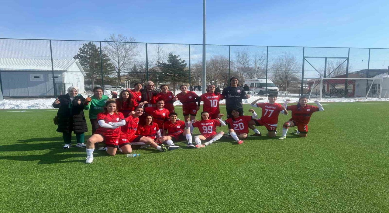Ağrı ASP Kadın Futbol Takımı, Erzincanda 8 golle güldü