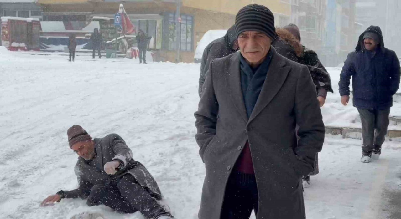 Ağrıda cadde ve sokaklar buz pistine döndü