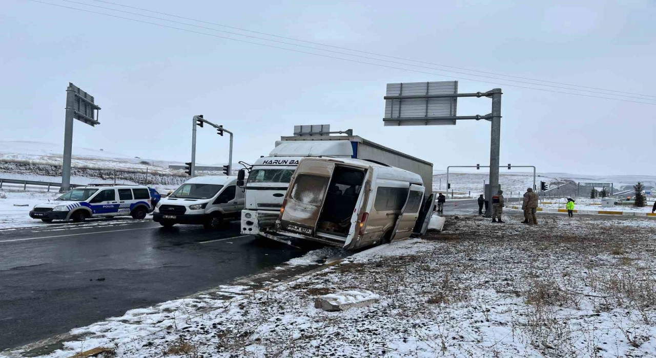 Ağrıda çekici ile minibüs çarpıştı; 2si ağır 8 yaralı