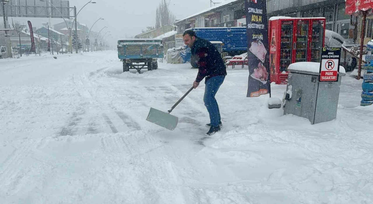 Ağrıda kar yağışı etkili olmaya devam ediyor