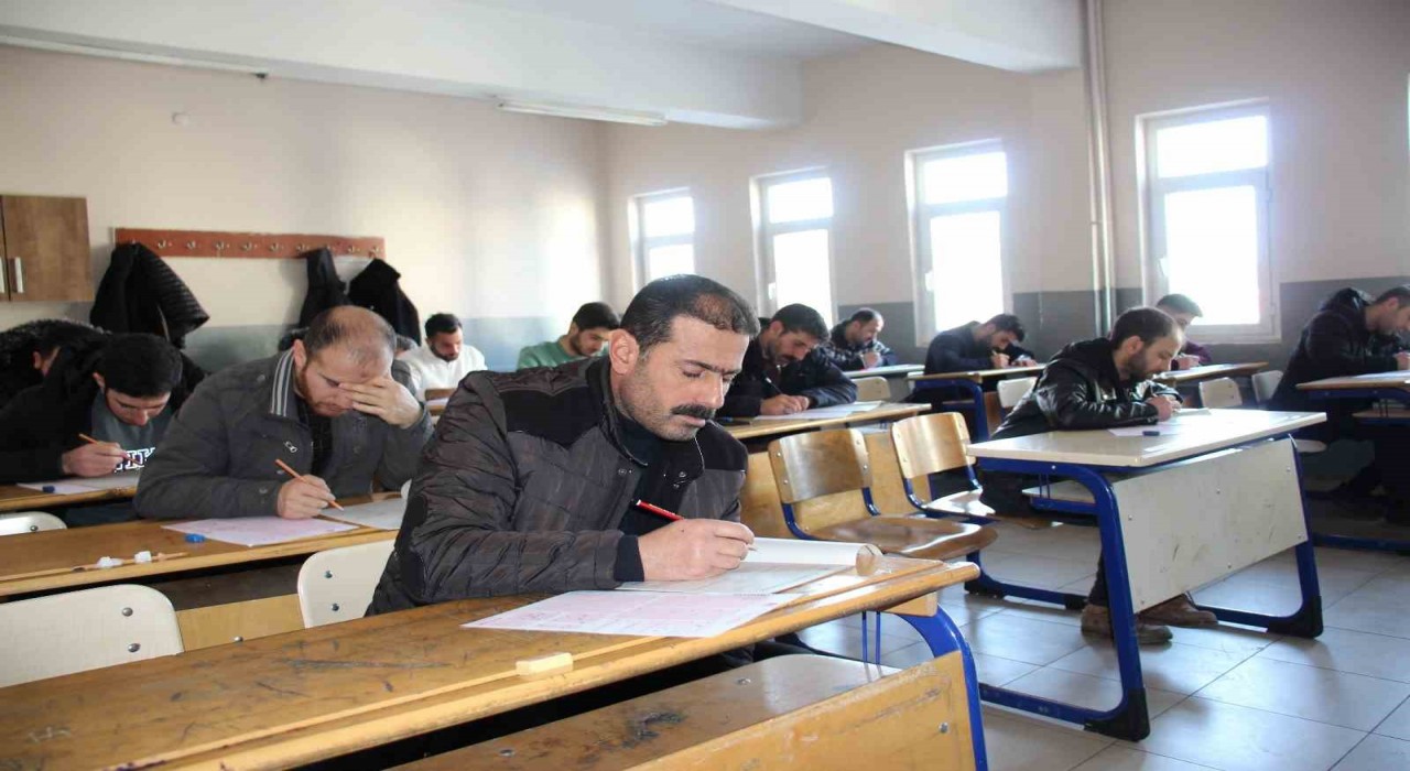 Ağrıda öğrenciler ve aileleri Siyer Yarışmasında heyecanla ter döktü