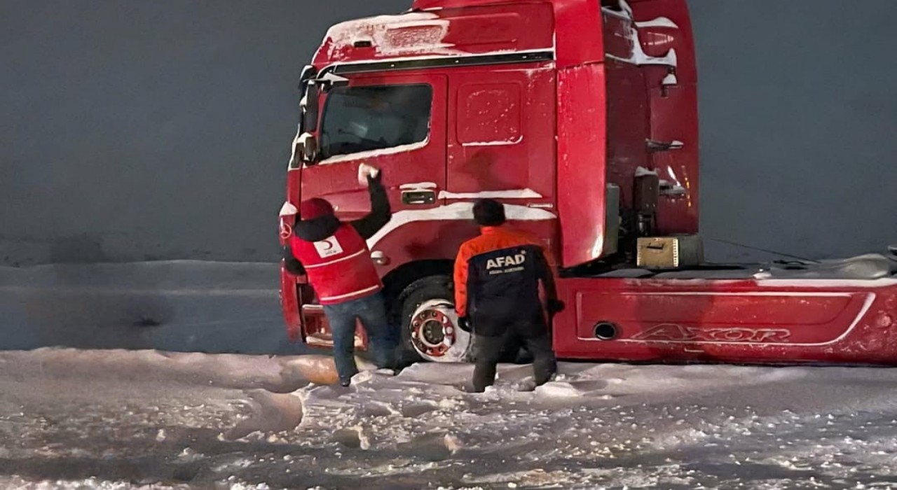 Ağrıda olumsuz hava nedeniyle mahsur kalan 233 vatandaş kurtarıldı