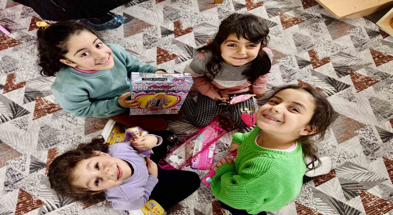 Ağrıdaki çocuklar Mutluluk Harekatı ile hayallerindeki oyuncaklara kavuştu