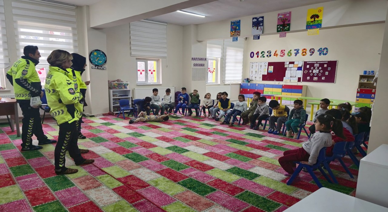 Ahlatta miniklere trafik güvenliği eğitimi