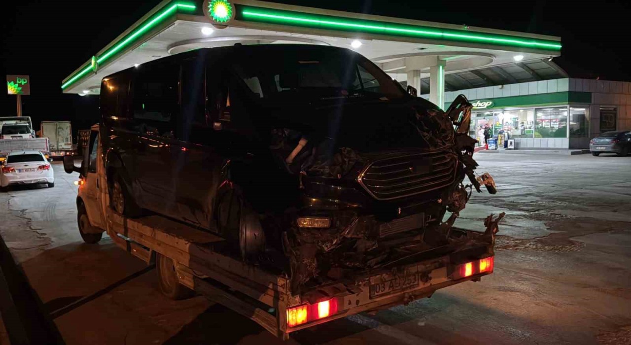 AK Parti Afyonkarahisar Milletvekili Yurdunuseven ile İl Başkanı Şahin trafik kazası geçirdi