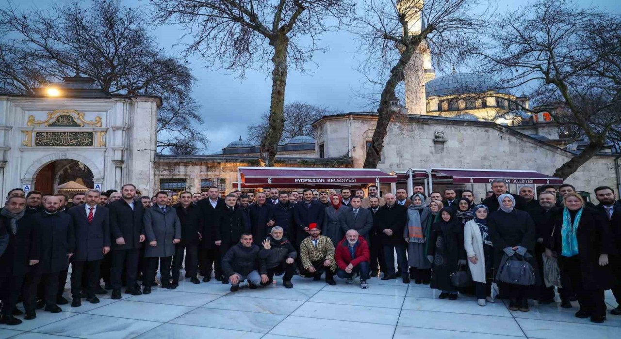 AK Parti İstanbul İl Başkanı Abdullah Özdemir, Fatih Sultan Mehmet Hanın türbesini ziyaret etti