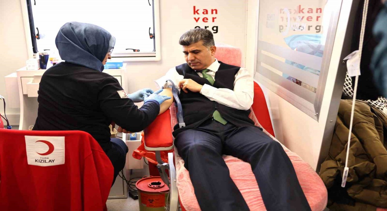 Akdeniz Belediye Başkan Vekili Şenerden kan bağışına destek