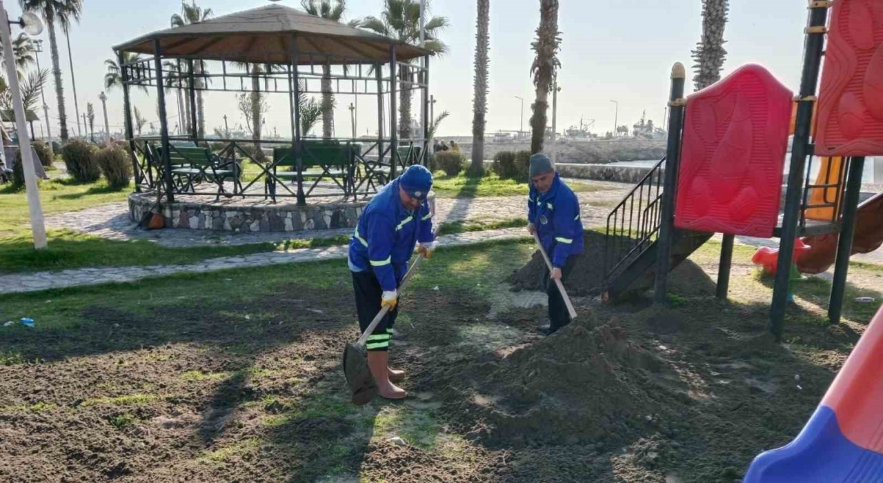 Akdenizde park ve yeşil alanlar bakımdan geçiriliyor