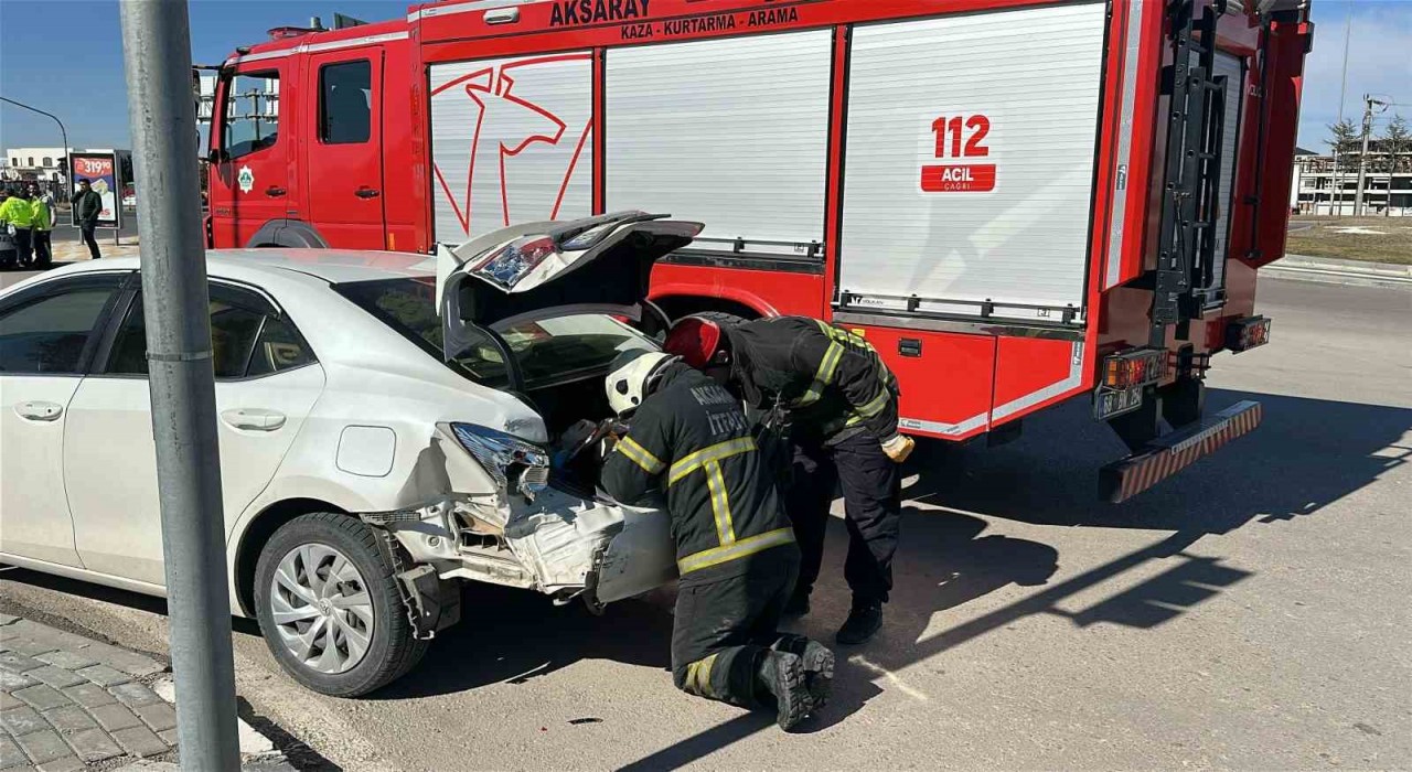 Aksarayda hafif ticari araç ile otomobil çarpıştı: 1 yaralı