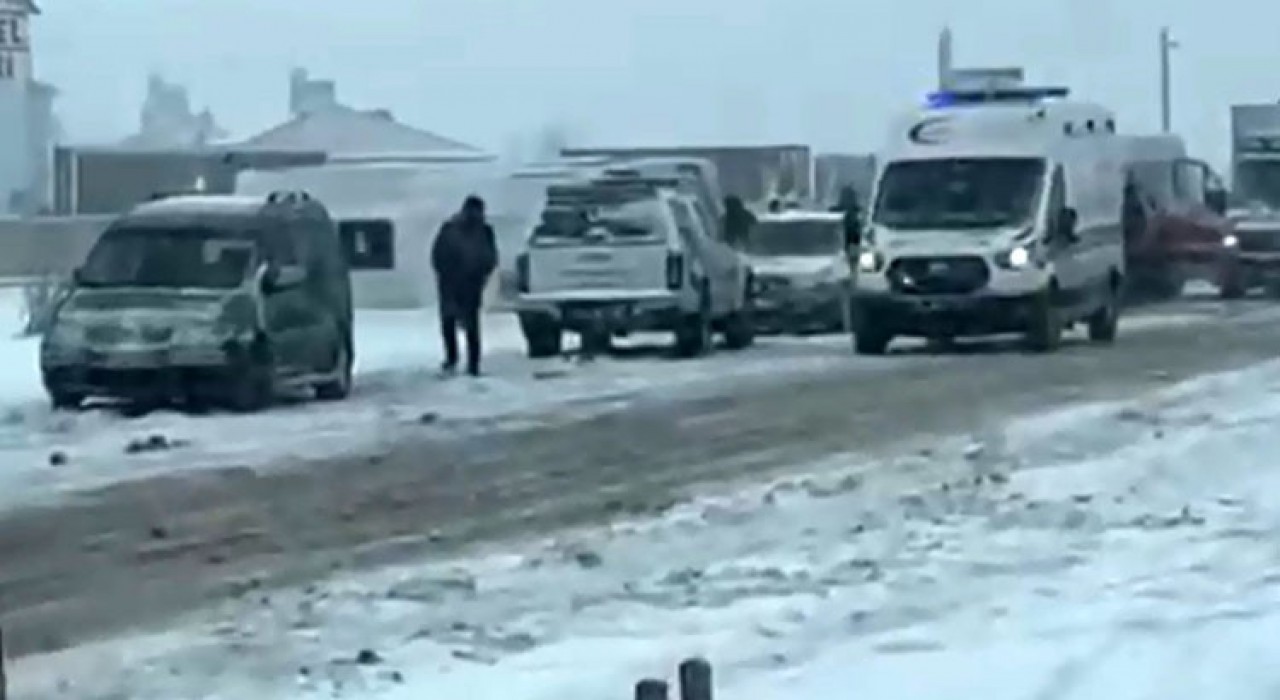 Aksarayda işçi servisi devrildi: 15 yaralı