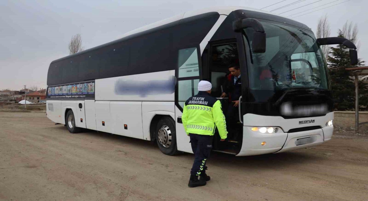 Aksarayda sivil trafik jandarmaları yolcu otobüslerini denetledi