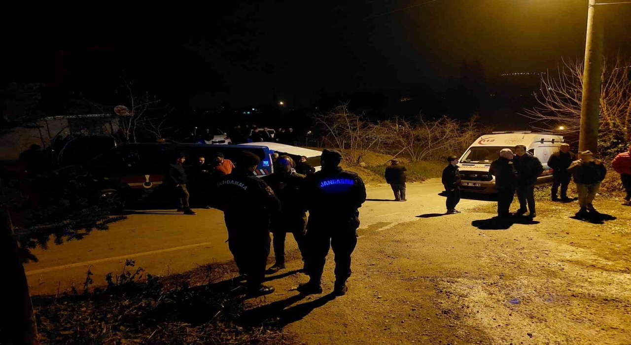 Akyazıda bir kişi ahırda tüfekle vurulmuş halde ölü bulundu