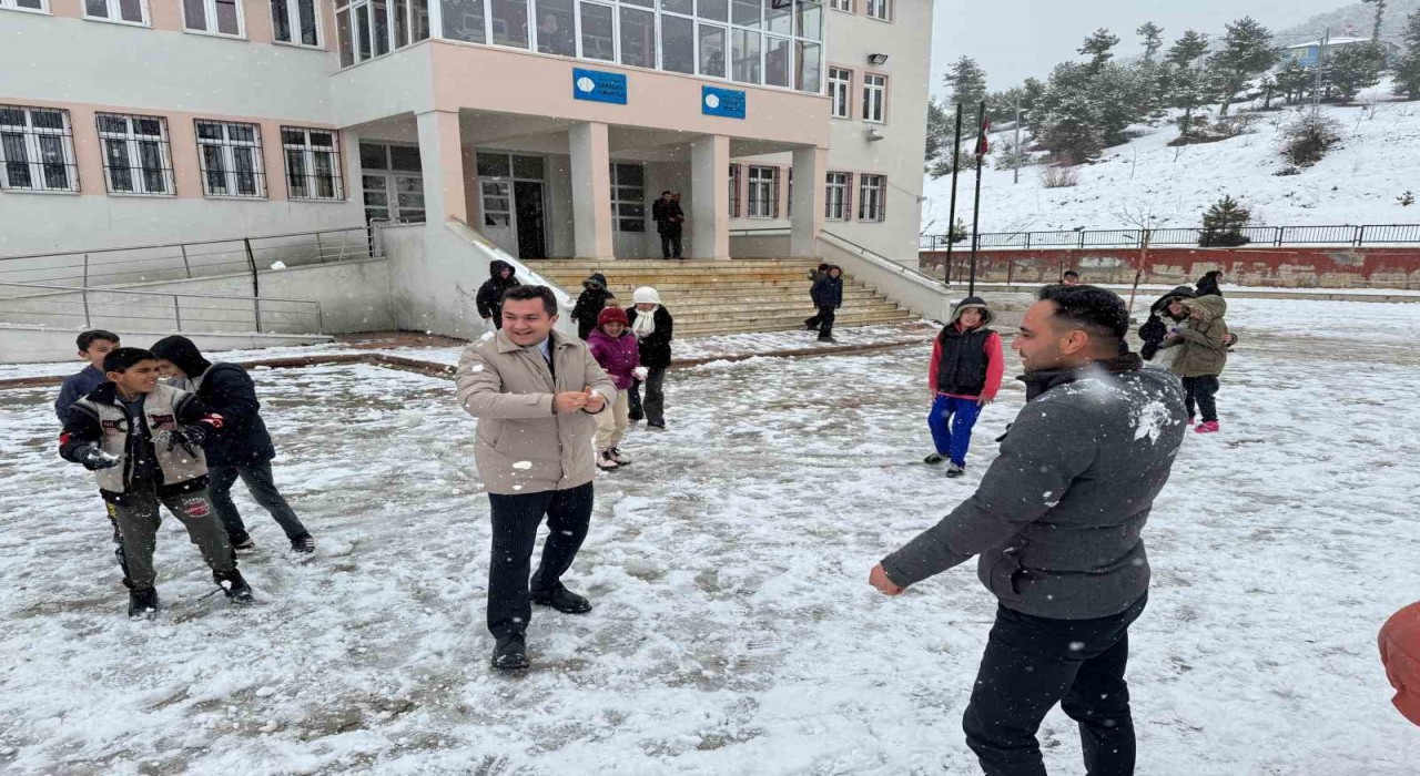 Aladağda kar yağışı nedeniyle eğitime bir gün ara verildi