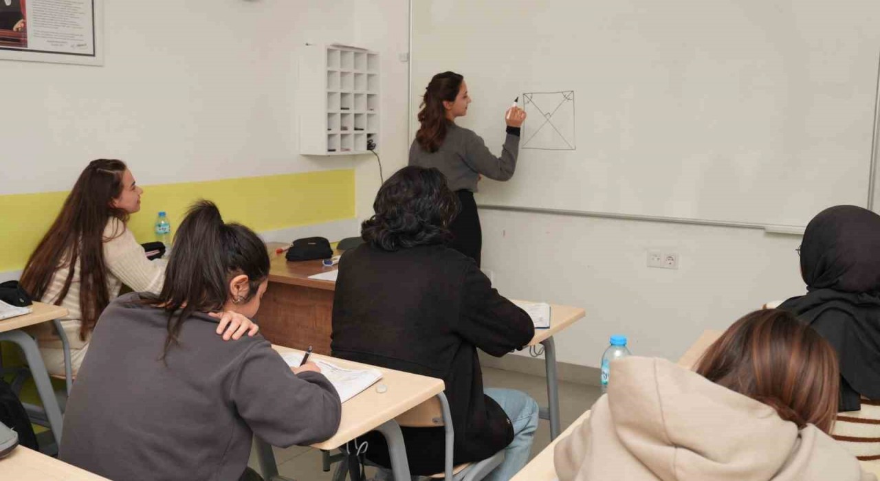 Alanya Belediyesi, Öğrencilere Ücretsiz Eğitim Desteği Sunuyor
