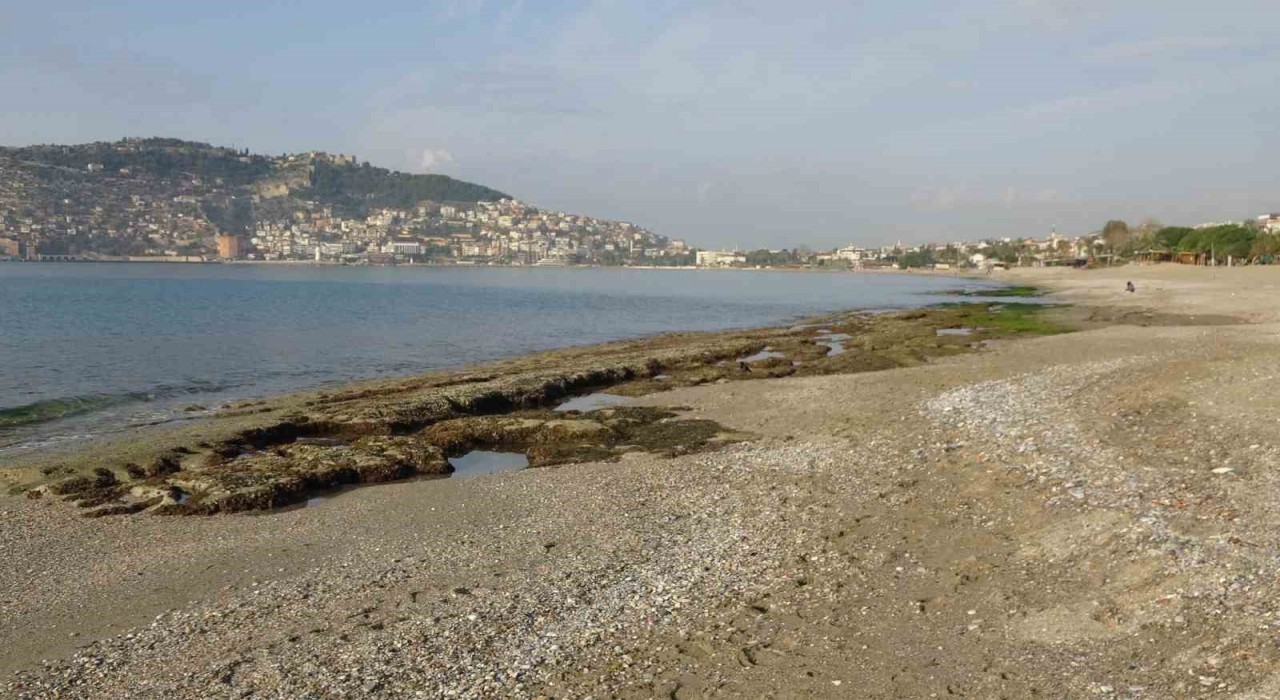 Alanyada deniz suyu 7-8 metre çekildi