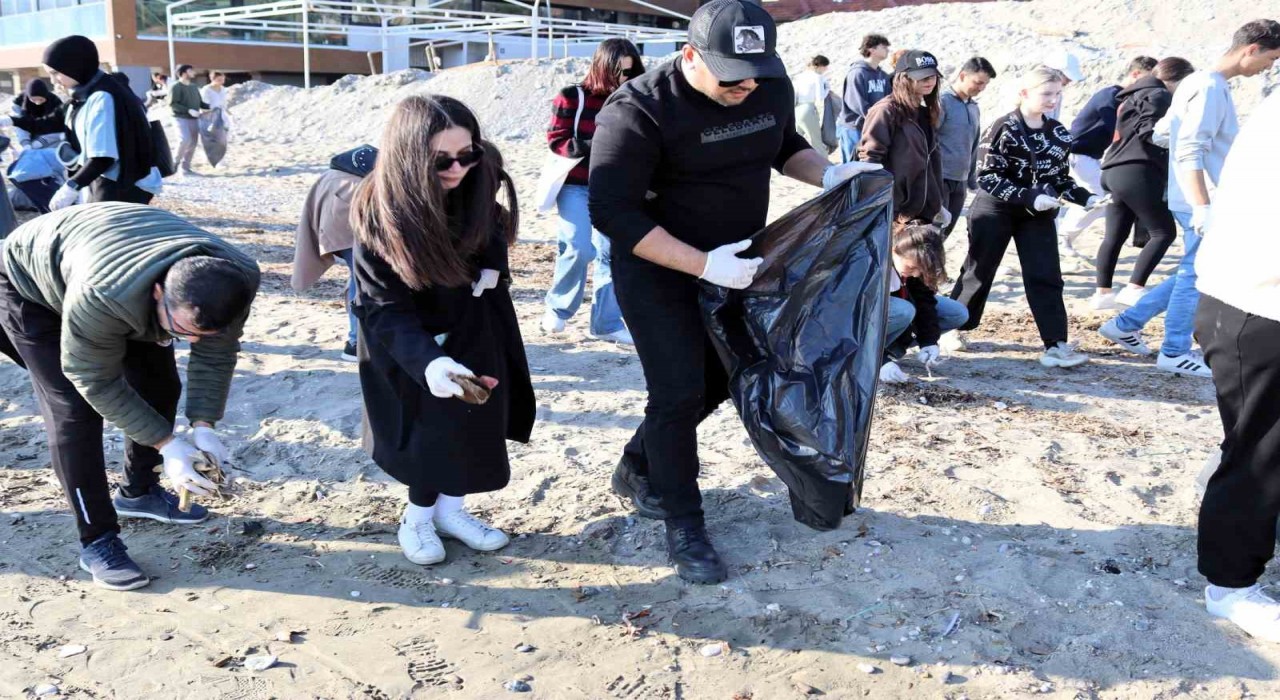 Alanyada gençlerden sahil temizliği