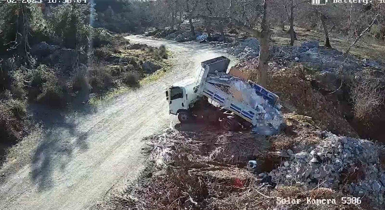 Alanyada kaçak moloz ve hafriyat dökümüne fotokapanlı takip