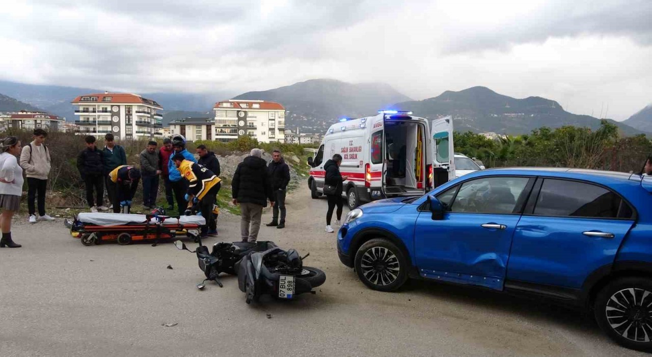 Alanyada otomobil ile motosiklet çarpıştı: 1 yaralı
