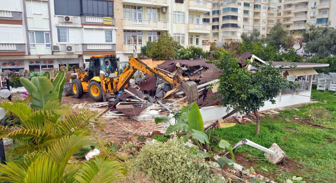 Alanyada park alanını işgal eden restoran kaldırıldı