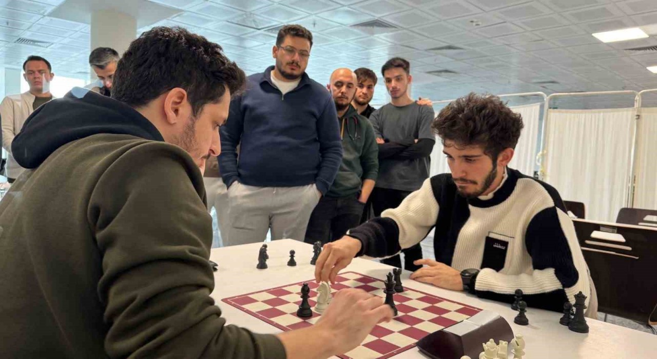 Alanyada sağlıkçılar satranç turnuvasında bir araya geldi