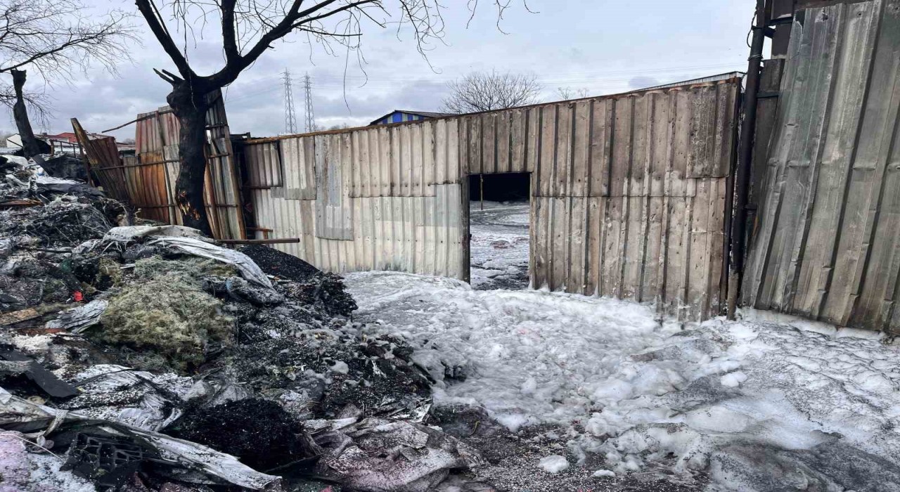 Alev alev yanan geri dönüşüm tesisi gündüz görüntülendi