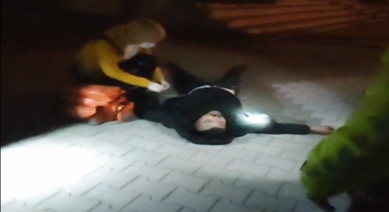Alevler içinde sızıp kalan 2 kardeşi polisler kurtardı