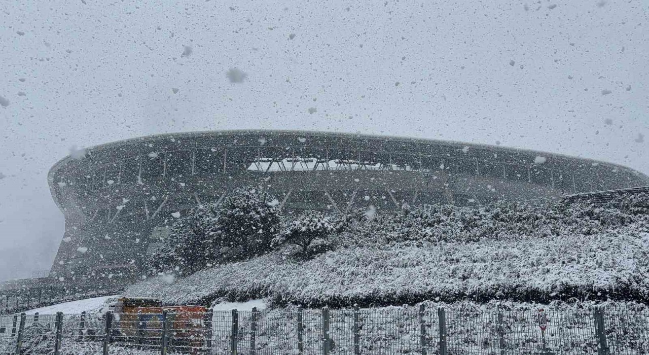 Ali Sami Yen Spor Kompleksinde kar yağışı etkili oluyor