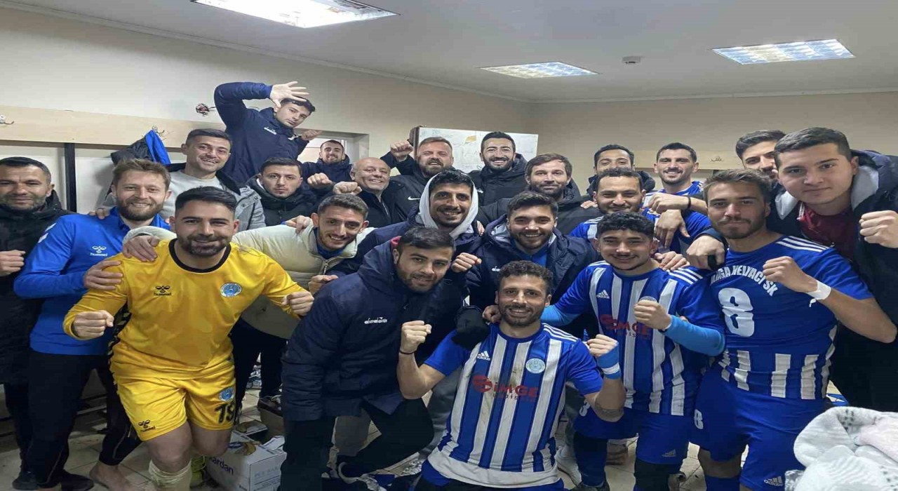 Aliağa Helvacı Spor, Ulucaksporu 5-0 mağlup ederek liderliğini sürdürdü