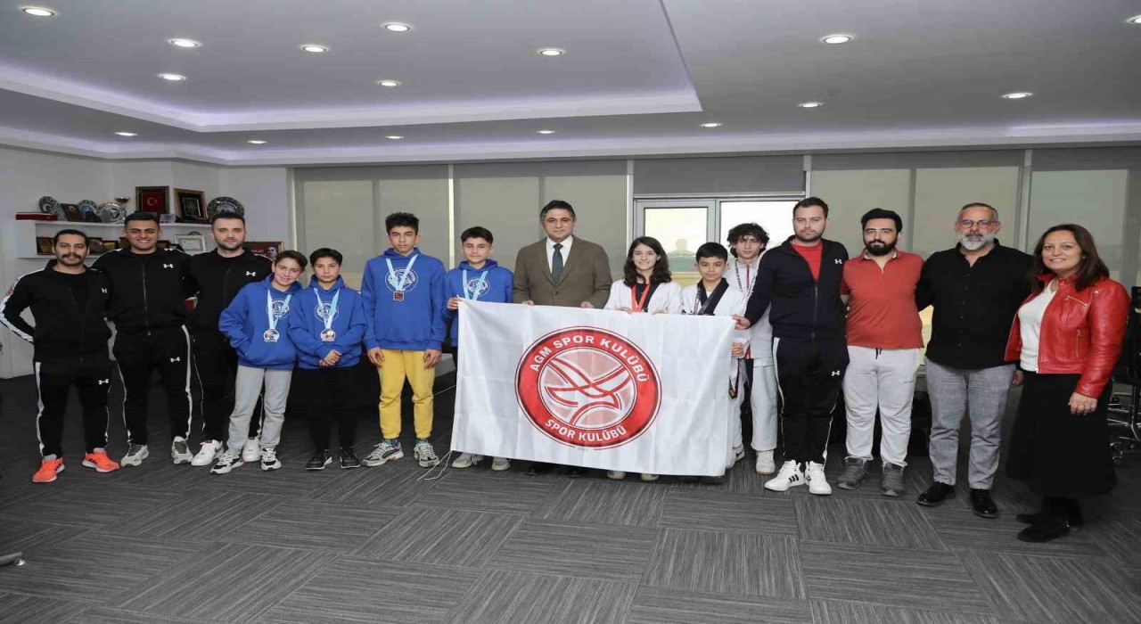 Aliağanın şampiyon gençlerinden Başkan Serkan Acara ziyaret