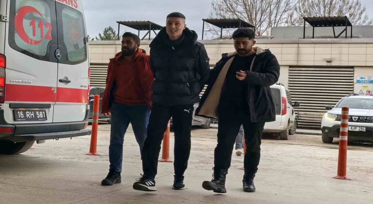Alıkoydukları gencin annesinden 30 bin TL fidye isteyen şüphelilerden 1i için savcılıktan yakalama kararı