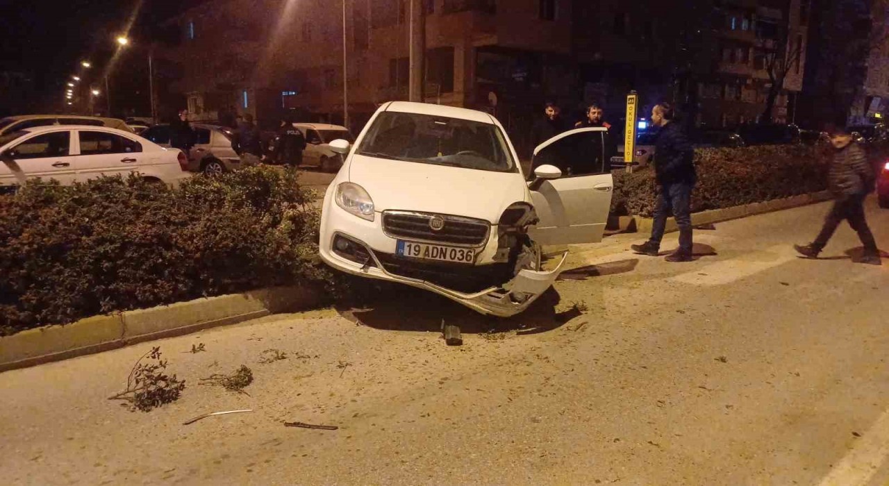 Alkollü sürücü otomobili ile orta refüje çıktı, hafif sıyrıklarla kurtuldu