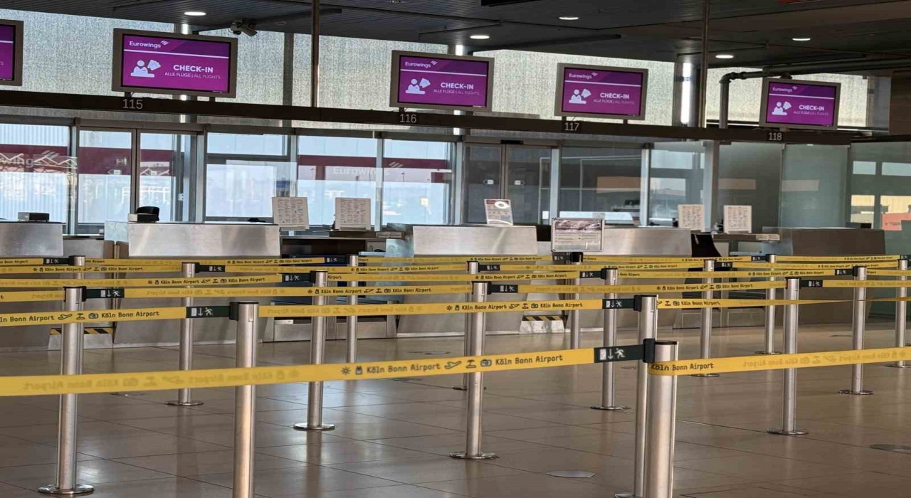 Almanyanın Düsseldorf ve Köln havaalanlarında grev nedeniyle uçuşlar aksadı