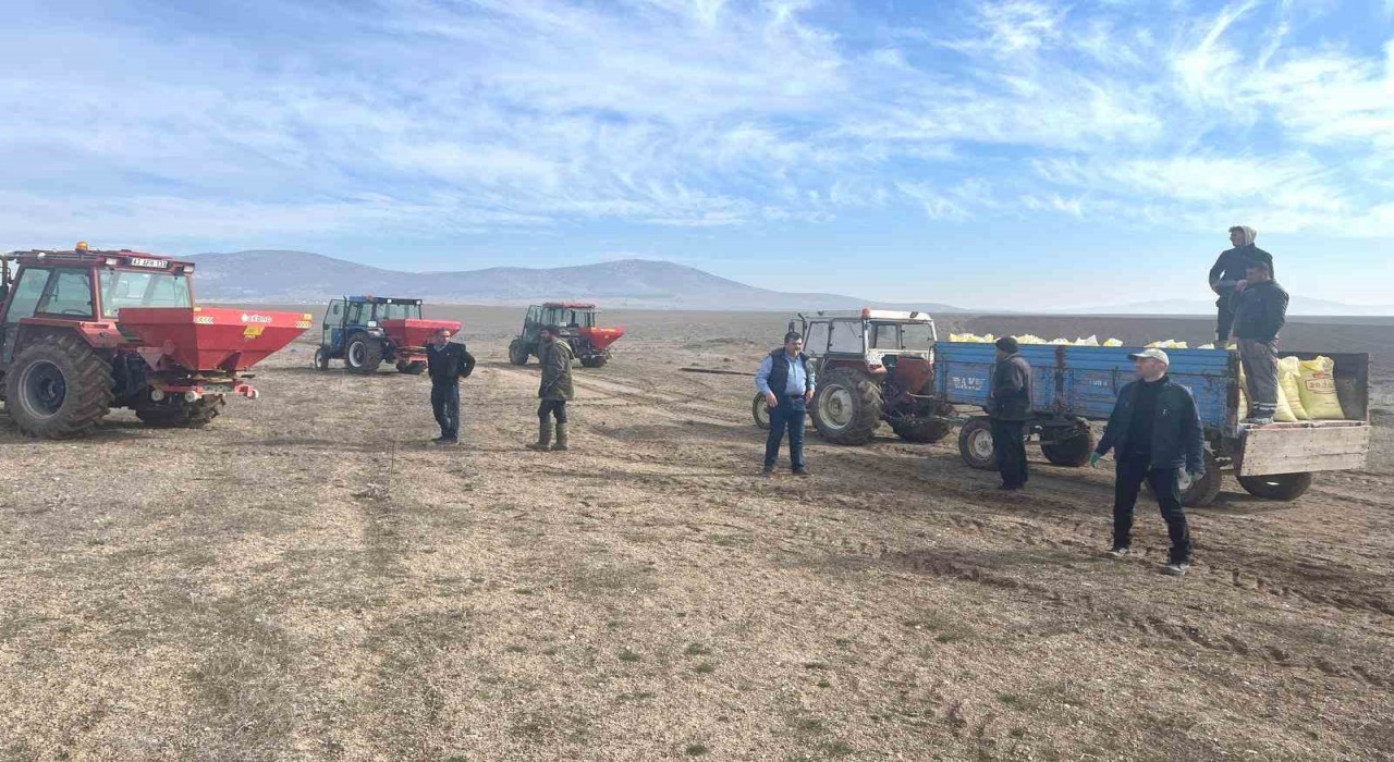 Altıntaşta mera alanları için 16 ton gübre