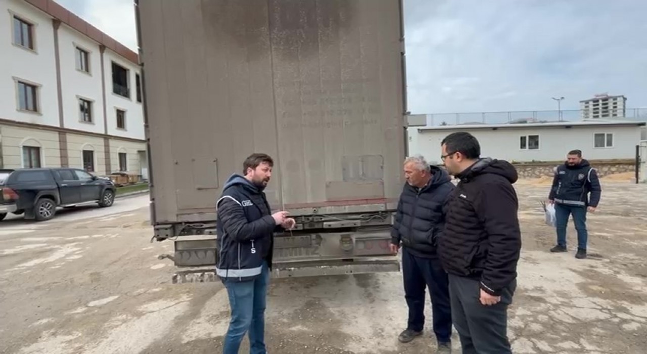 Amasyada içinden 24 kaçak göçmen çıkan tırın sürücüsü tutuklandı