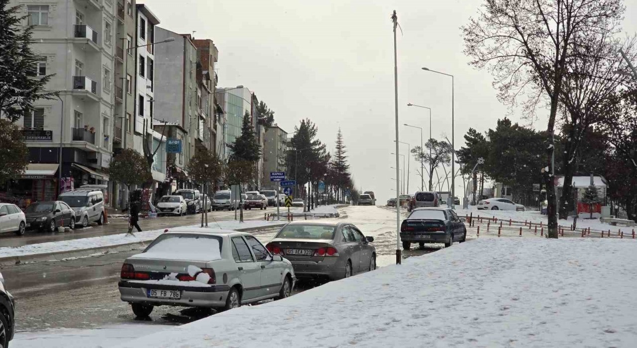 Amasyada kar yağışı 33 köy yolunu kapattı, Hamamözüde eğitime 1 gün ara verildi