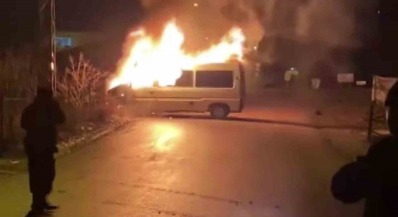 Amasyada seyir halindeki minibüs alev alev yandı