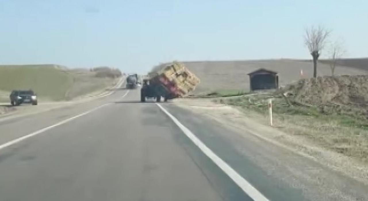 Amasyada traktörün taşıdığı saman balyaları devrildi: O anlar kamerada