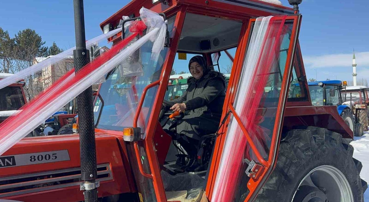 Ana gibi yar olmaz dedi, Sevgililer Gününde annesine traktör hediye etti